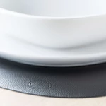 LIND DNA Serene Black tányéralátét nagy ívelt